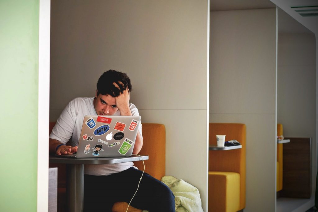 Mann Ärger Laptop Apple Arbeit 