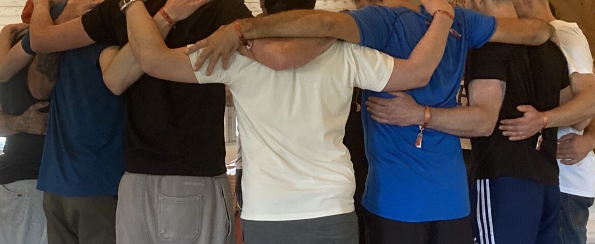 Männer im Kreis, Arm in Arm