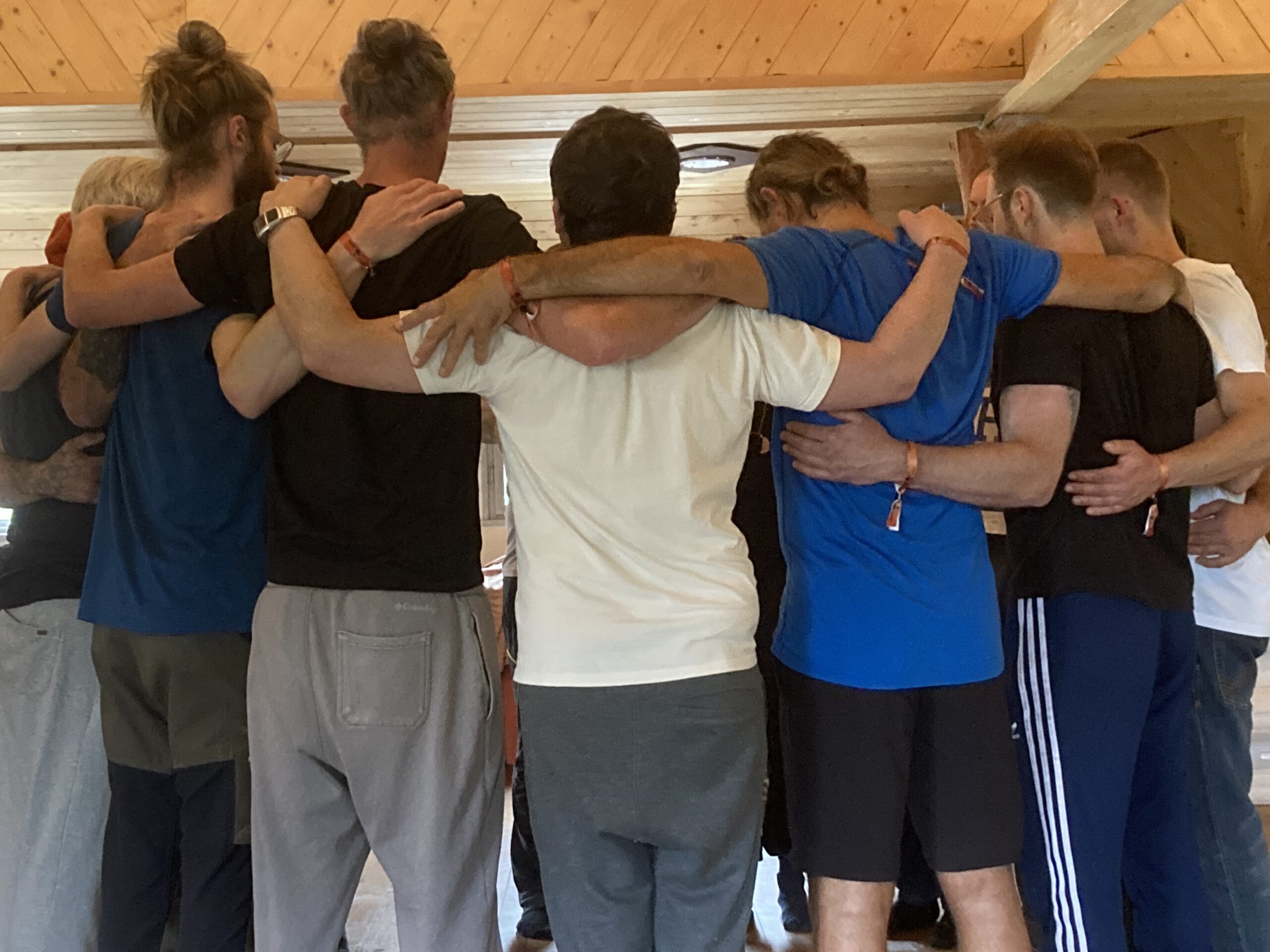 Männer im Kreis, Arm in Arm