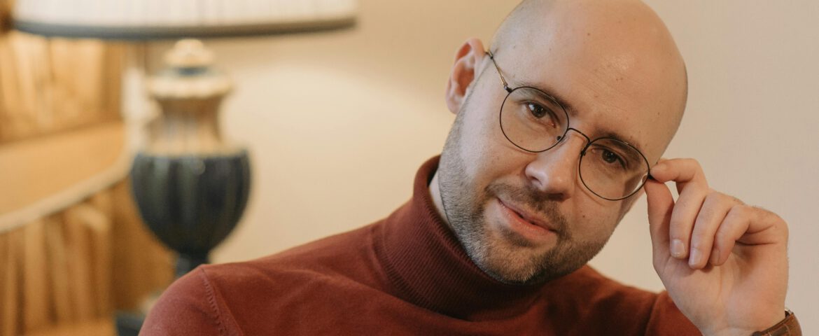 Mann denke nach mit Brille