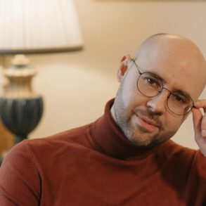 Mann denke nach mit Brille