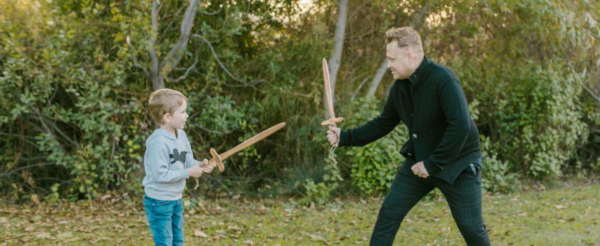 Vater und Sohn beim Schwertkampf