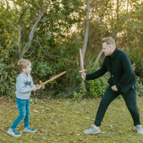 Vater und Sohn beim Schwertkampf