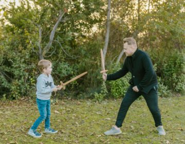 Vater und Sohn beim Schwertkampf